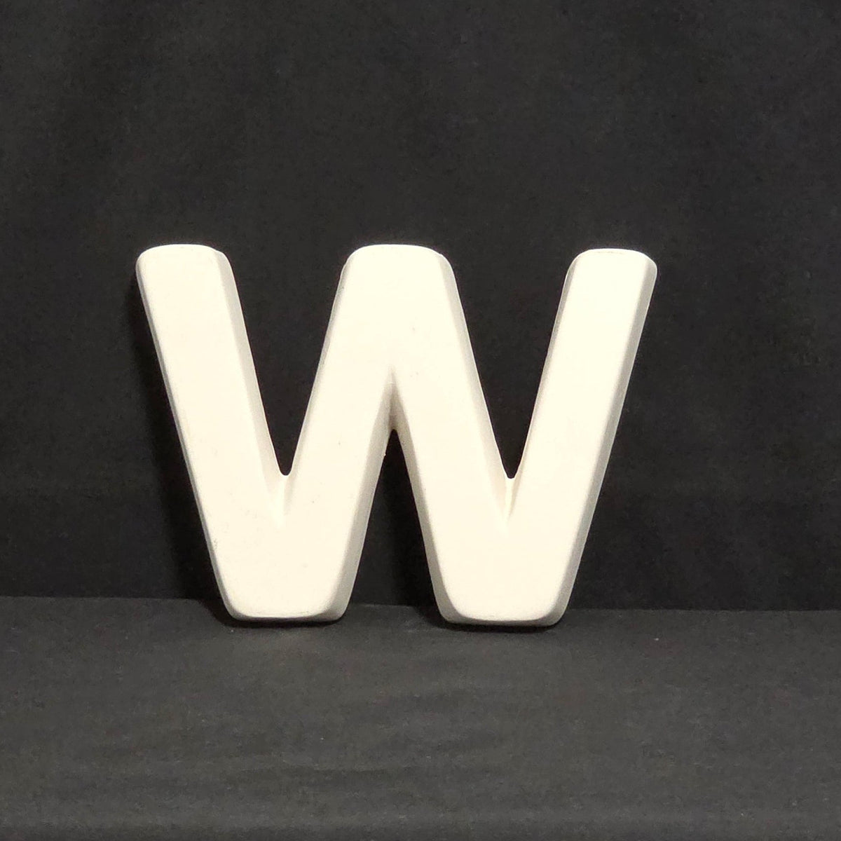 stehender Buchstabe W